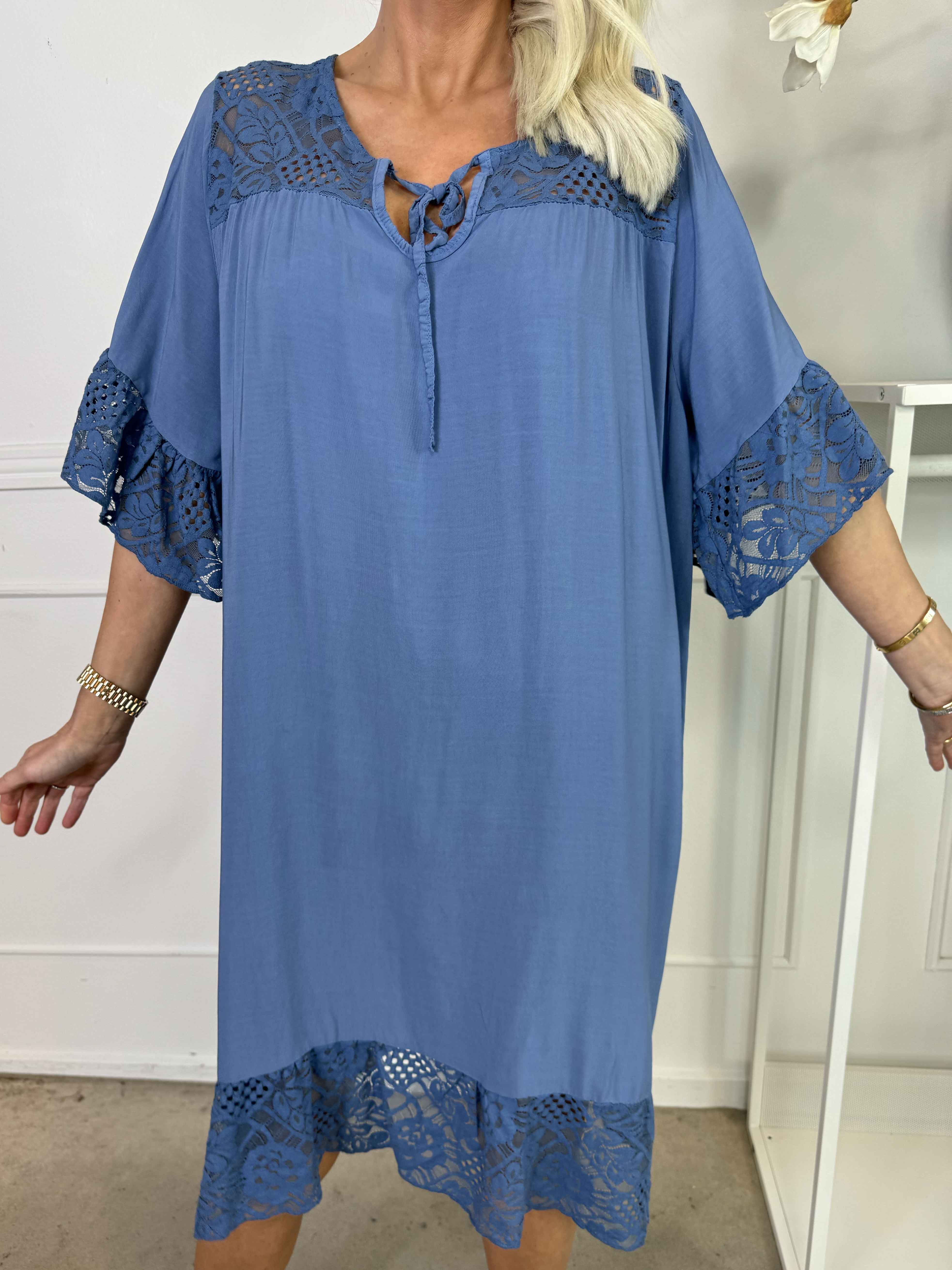 Floriza - Söt klänning i viskos med spetskant